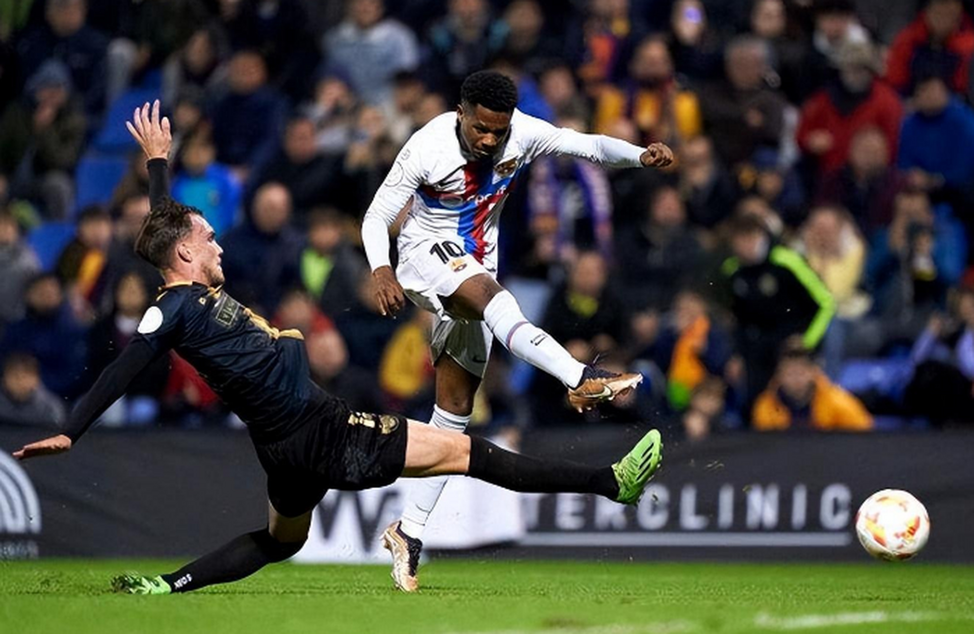 巴塞罗那西甲击败塞维利亚京多安远射破门(塞维利亚巴塞罗那足球)